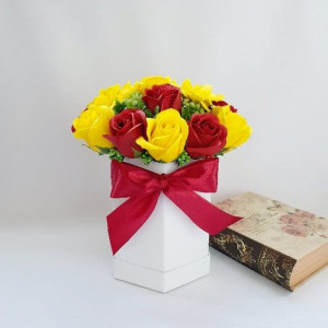 Aranjament floral- trandafiri de sapun grena si galbeni (cod 1427) 3
