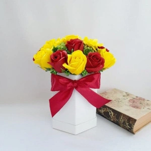 Aranjament floral- trandafiri de sapun grena si galbeni (cod 1427) 3