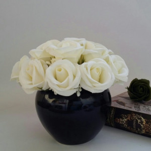 Aranjament floral din trandafiri de sapun crem 1