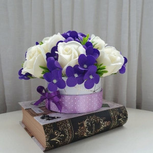 Aranjament flori de sapun violet si crem-cutie rotunda (cod 1228) 5
