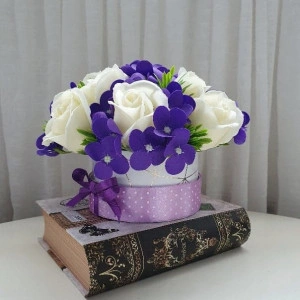 Aranjament flori de sapun violet si crem-cutie rotunda (cod 1228) 5