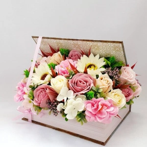 Aranjament pentru 8 Martie -cutie carte (cod 1856)2