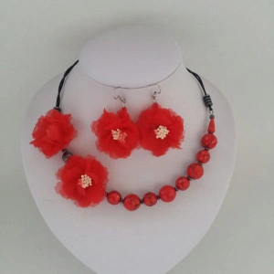 Set din howlite rosu, hematit si flori , pe snur de piele