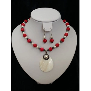 Set din jad fuchsia, perle stil Mallorca, hematit si pandantiv de sidef cu rhinestone