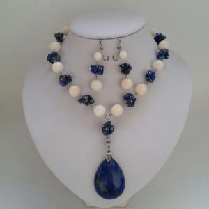 Set din margele de jad alb fatetat, chipsuri de lapis lazuli si sodalit, pandantiv lapis lazuli