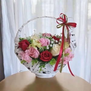 Poza 10 Aranjament de 8 Martie cu flori de sapun (cod 2220)