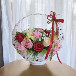 Aranjament de 8 Martie cu flori de sapun (cod 2220)