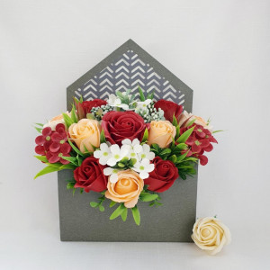 Aranjament floral -cutie plic (cod 16024