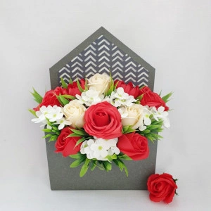 Aranjament floral-cutie plic (cod 1605)