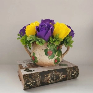 Aranjament floral din trandafiri de sapun- cana ceramica (cod1338)