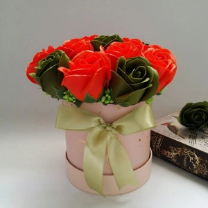 Aranjament floral din trandafiri de sapun in cutie cilindrica (cod 1140)