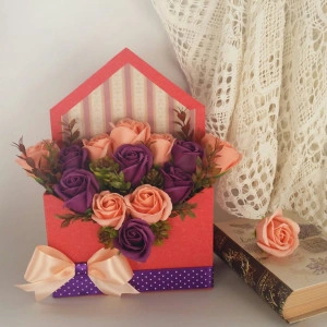 Aranjament floral din trandafiri de sapun in cutie plic (cod 1055)