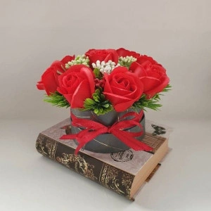 Aranjament floral din trandafiri de sapun rosii-cutie rotunda (cod1334)
