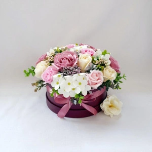 Aranjament floral in cutie rotunda burgundy  (cod 1651)3