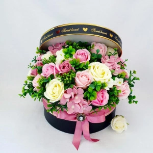 Trandafiri de sapun roz si crem in cutie rotunda-16846