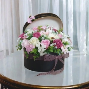 Aranjament floral 'Sweet heart"- cutie neagra (cod 2223)