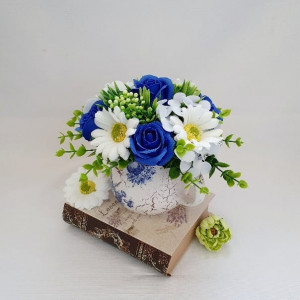 Aranjament floral- trandafiri albastri si margarete (cod 1487) 5006