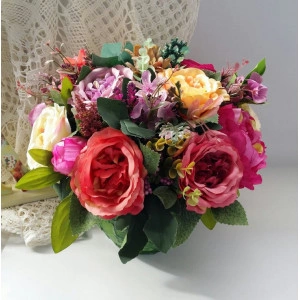 Aranjament floral din trandafiri si bujori 6