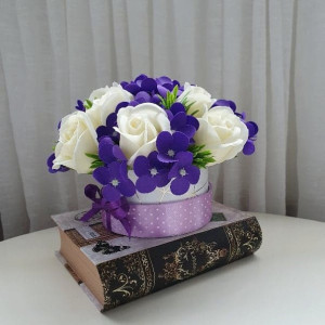 Aranjament flori de sapun violet si crem-cutie rotunda (cod 1228) 6