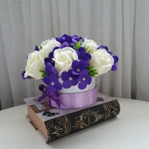 Aranjament flori de sapun violet si crem-cutie rotunda (cod 1228) 6
