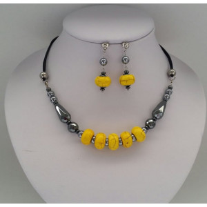 Set din howlite abacus galben si hematit, pe snur de piele