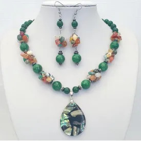 Set din margele de jad verde, pandantiv scoica paua abalone si chipsuri (cod 207)