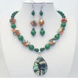 Set din margele de jad verde, pandantiv scoica paua abalone si chipsuri (cod 207)