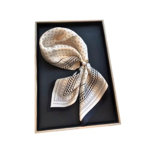 Esarfa din satin grila bej si negru 35940 Ibucork.ro
