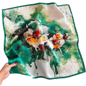 Esarfa satin verde picturala cu accente florale - Img 1