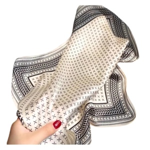 Esarfa din satin grila bej si negru 35942 Ibucork.ro