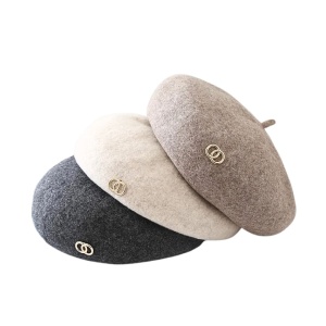 Bereta eleganta gri cu detaliu metalic 33583 Ibucork.ro