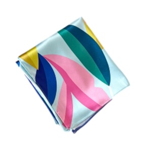 Esarfa din satin cu frunze multicolore 36353 Ibucork.ro