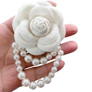 Brosa floare cu perle mare alba