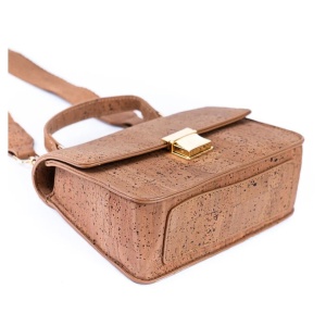 Gentuta crossbody din pluta maro 36739 Ibucork.ro