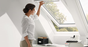 Fereastra mansarda Velux Premium GGU 0068 FK06, deschidere de sus, 66x118 cm - Img 3