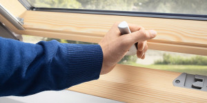 Fereastra mansarda Velux Premium GPL 3068 FK06, deschidere de jos, 66x118 cm - Img 3