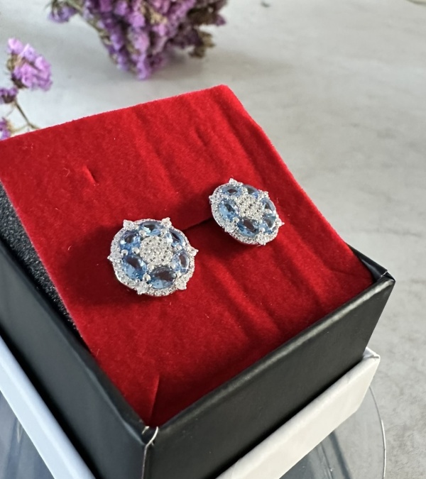 Cercei rotunzi cu cristale albastre și design floral ARG389E