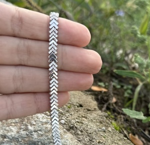 Brățară din argint cu model în formă de săgeți și pietre strălucitoare Cod Arg32E - Img 1