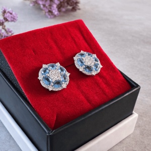 Cercei rotunzi cu cristale albastre și design floral ARG389E