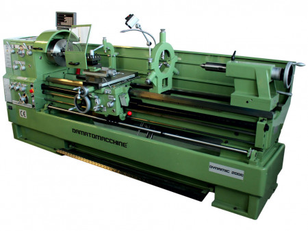 Strung Profesional Dynamic 2000 DRO de Damatomacchine, cu distanta intre varfuri de 2000 mm, afisaj digital, sistem de racire, diametru maxim de lucru pe banc 560 mm,12 viteze si motor trifazat de 10 Hp