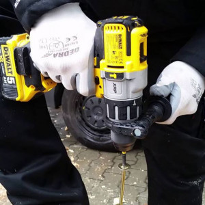 Masina de gaurit si insurubat cu percutie, cu acumulatori Dewalt DCD996P2, 18V/5.0Ah, cuplu maxim 95 Nm, 2 acumulatori, incarcator, valiza de transport - Img 3