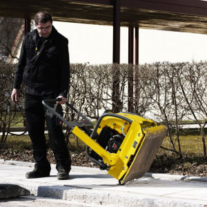 Placa compactoare reversibila Wacker Neuson WPU1550A S5, benzina, greutate 90 kg, forta de impact 15 kN - Img 3