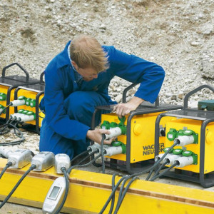 Convertizor electronic de frecventa si tensiune Wacker Neuson FUE10/250/200, stationar, cu reglare de frecventa infinit variabila pentru functionare pe conexiuni trifazice de 250 V, curent iesire 25 A - Img 3