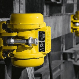 Vibrator extern pentru cofraj Wacker Neuson AR52/6/250, 250 V, 6000 rpm, frecventa 200 Hz, forta centrifuga 14.14 kN - Img 2