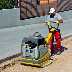 Placa compactoare reversibila Wacker Neuson DPU6555Hesh, cadru de protectie ingust, diesel, greutate 499 kg, forta de impact 65 kN, pornire electrica, contor ore de functionare - Img 4