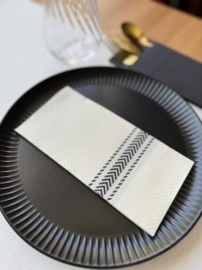 Празнични салфетки за маса Softpoint, сгънати 1/8 – Classic Point Black / 40x40 см / 50 броя - Img 1