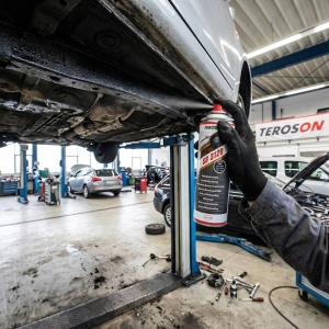 Spray Antifon Cauciucat Teroson SB 3120, 500ml, Negru – Protecție Șasiu Flexibilă, Anti-Pietriș și Anticoroziune - Img 3
