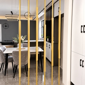 Separator decorativ metalic pentru cameră – coloană pentru compartimentare și intimitate