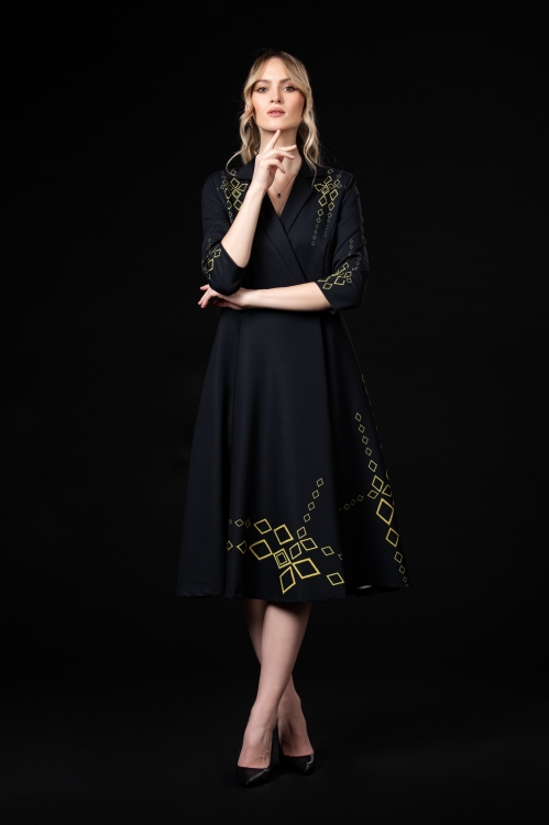 Rochie neagra tip pardesiu petrecuta cu imprimeu Infinit