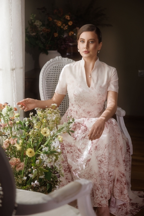 Rochie florala din in clos cu guler inalt si decolteu in V - Img 2